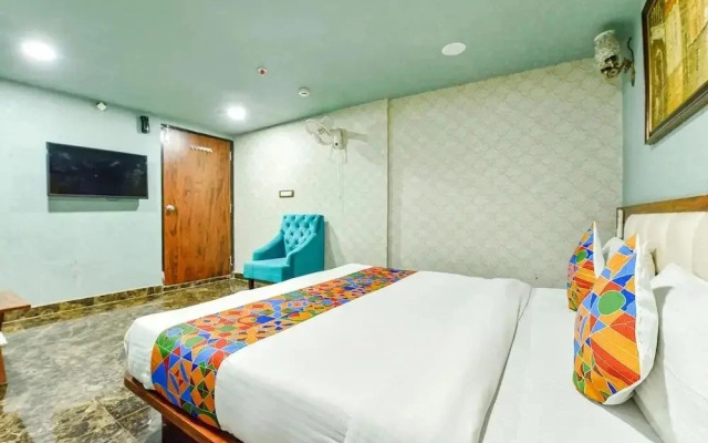 Queens Hub Hotel by OYO Rooms