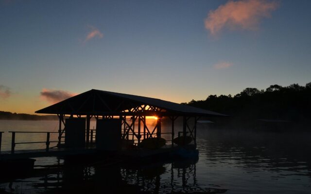 Anchor Inn on The Lake Bed and Breakfast
