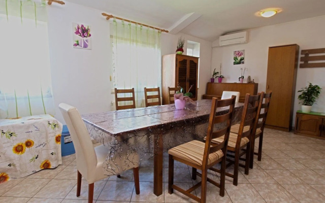 Apartments Mihatović