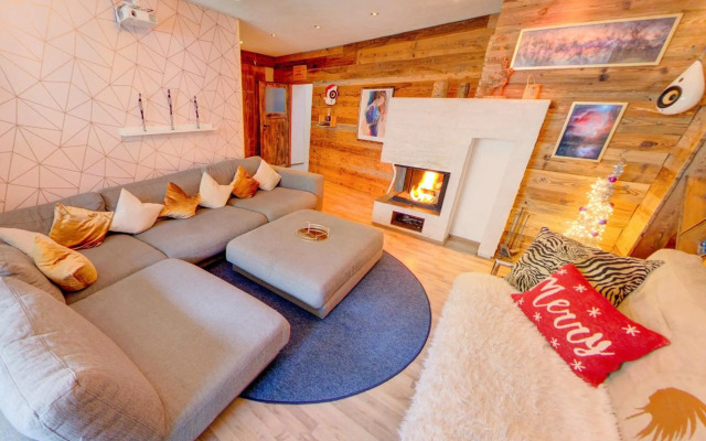 DMG - 'Large, Luxurious Ground Floor' Apartment