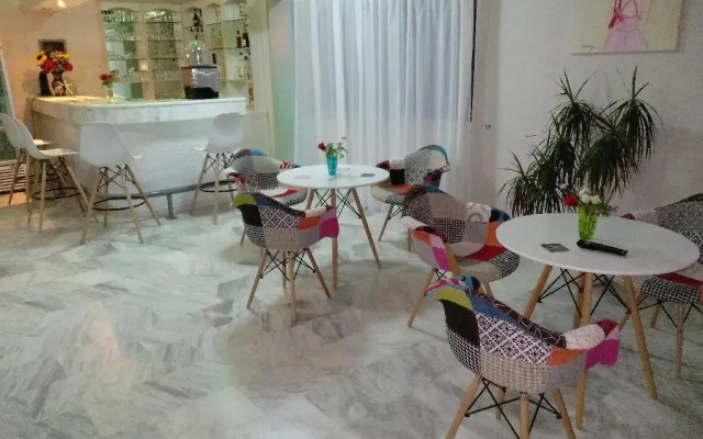Leonidas Hotel and Studios