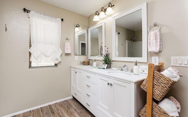 Farmhouse Surprise - 3 Bedroom by Casago