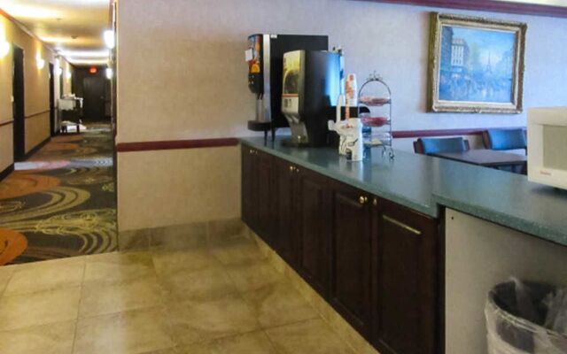 Econo Lodge Inn & Suites