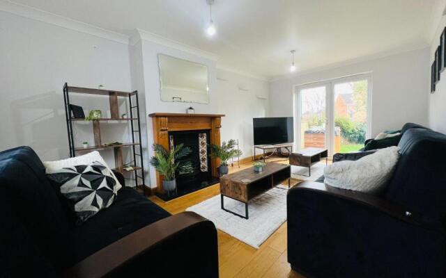 Boleyn Avenue by Incredible Stay