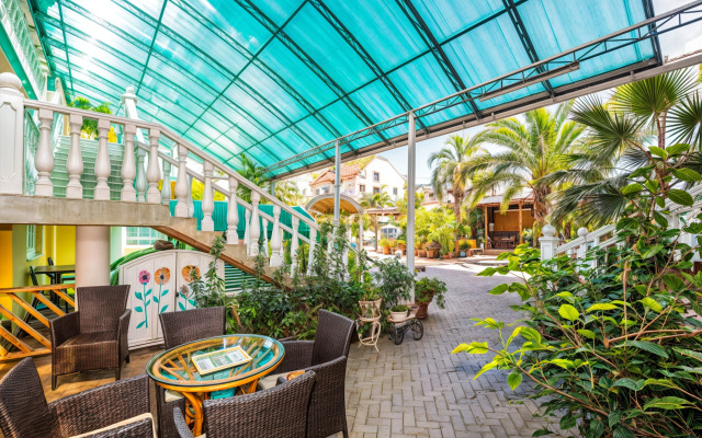 Zelyony Popugay Allama Group Guest House