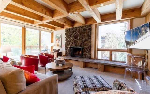 Treetops Condo Short Walk to Base of Eagle Bahn Gondola by RedAwning