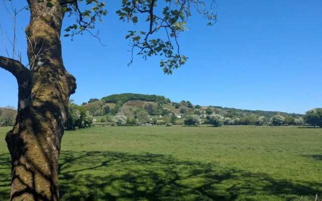 Tranquil Cabin Retreat- Sleeps 2, Parking