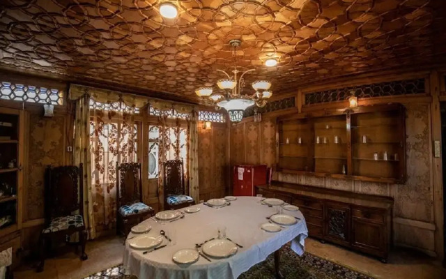 Kharpalace Group of House Boat