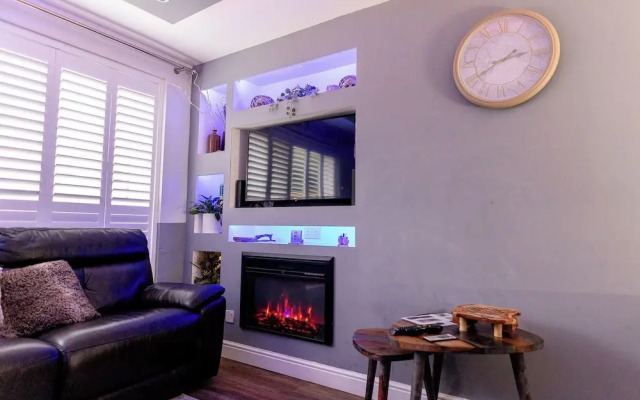 Sleeps 5 - Free Parking - Near Airport & City