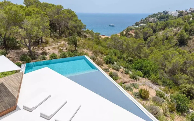 Stylish Villa With Infinity Pool