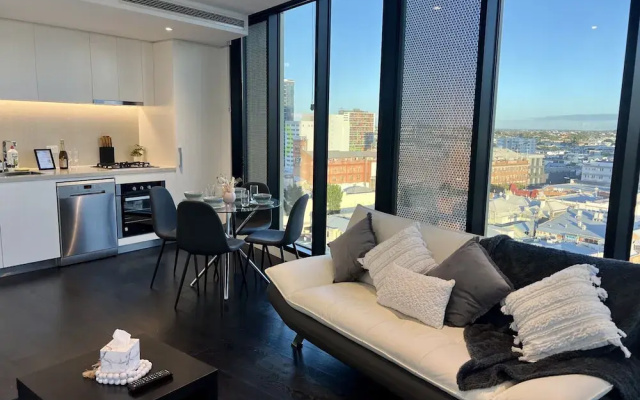 Stylish 1-bed With Pool, Gym & Free Parking