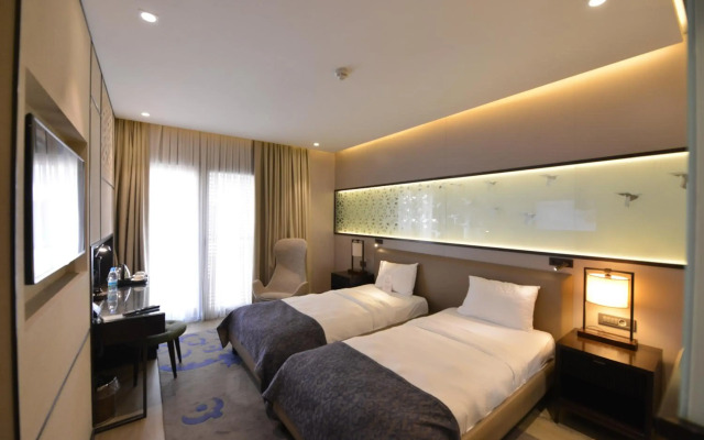 Waxwing Hotel