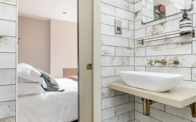 The Oak Rooms | By Huluki Sussex Stays
