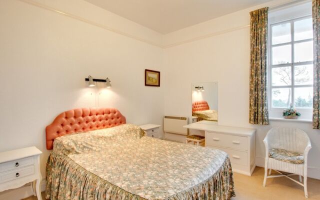 Modern Apartment in Tenby With Swimming Pool