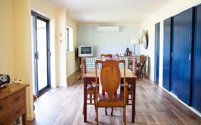 The Wattle Lodge – Guest Rooms – Glendon Brook