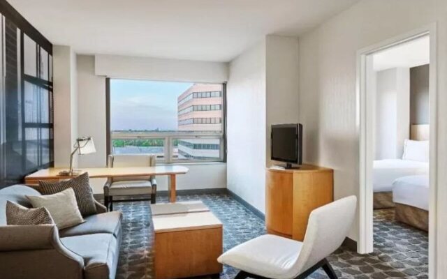 Renaissance Chicago O'Hare Suites Hotel