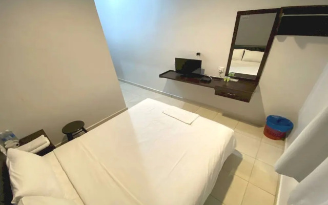 OYO 89715 CK Hotel 2