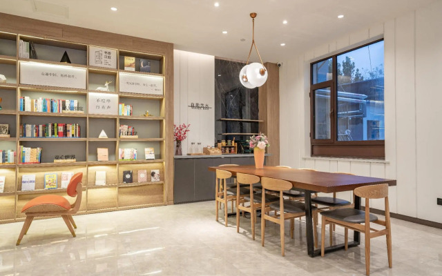 HanTing Hotel (Jinan Yingxiongshan Road Luneng Lingxiu Cheng)