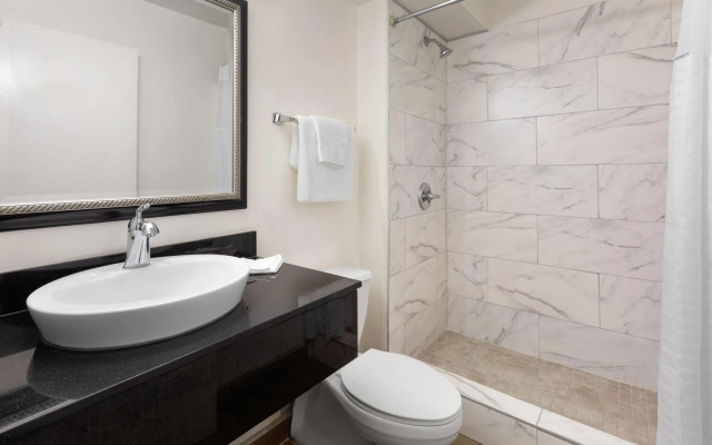 Travelodge by Wyndham Madison Heights MI