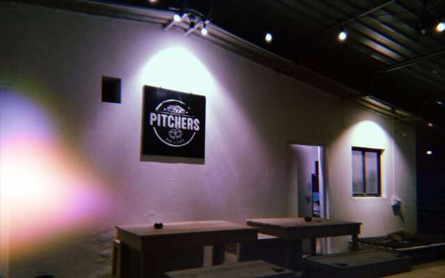 Hostel Pitchers
