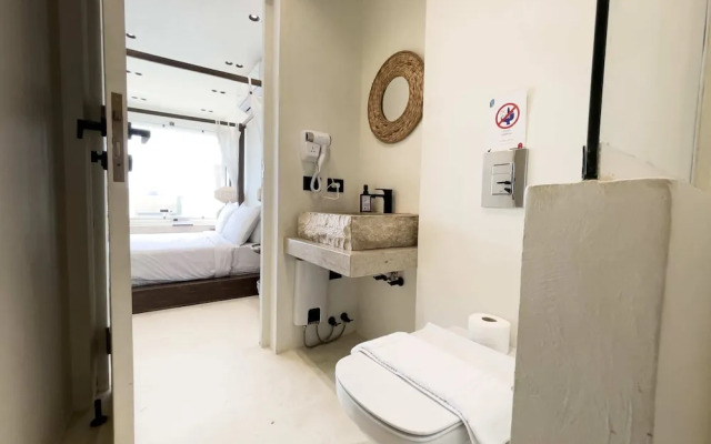The Pyramids Horizon Studio w/ Bathtub
