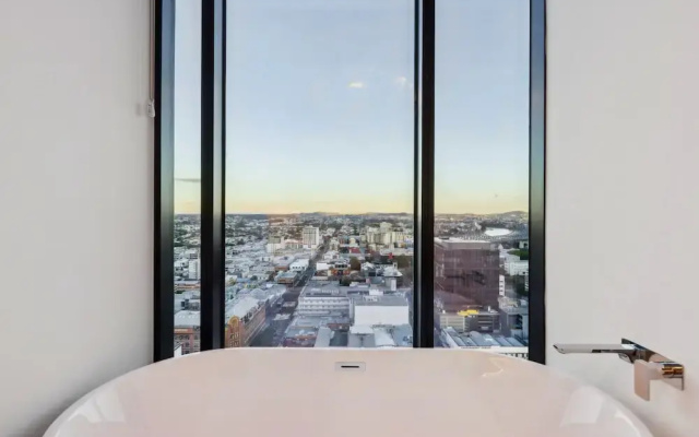 Fortitude Valley 3-bed, Top Floor + Bridge View