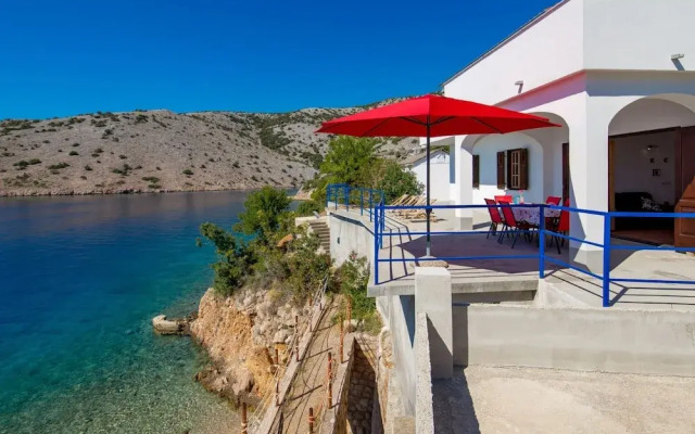 Sunny Beachfront Jablanac Apartments