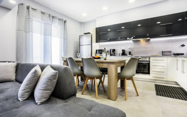 Spacious 3-Bedroom Apartment Near the Train