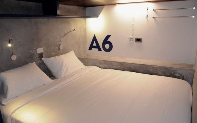 Oasis Hotel-Pods - Adults Only