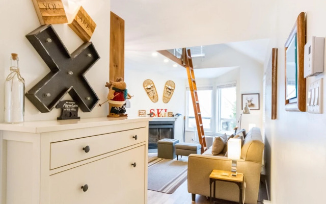 Cute and Cozy, Walk to Gondola Ski in Out