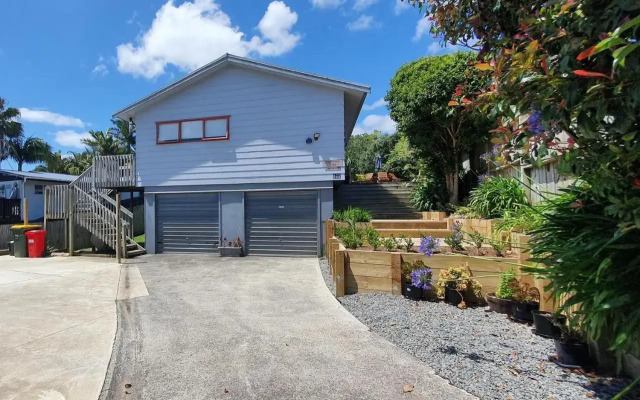 Pohutukawa Lodge by Orewa Beach