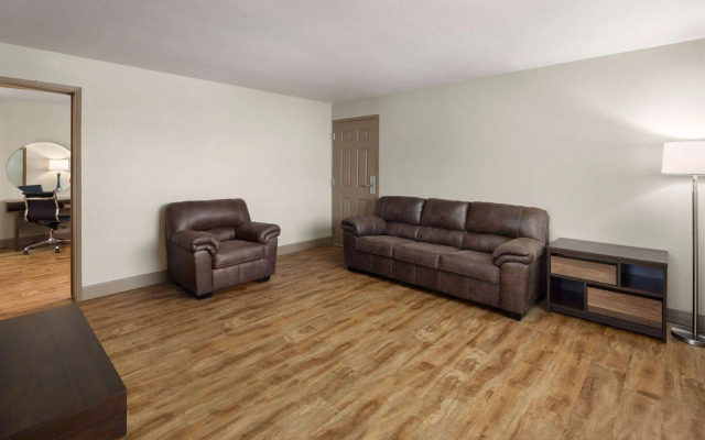 Super 8 by Wyndham Fallon