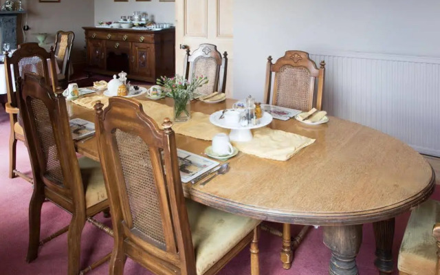 Whitehouse Country House