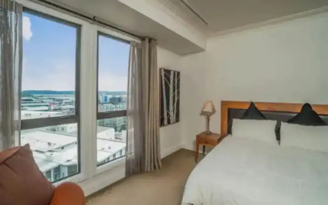 Spacious Apartment - Parking, Gym And Pool Access!