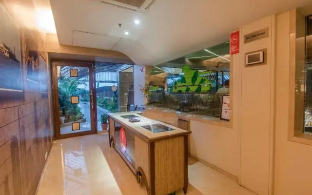 OYO Premium NH 8 Dahisar Mumbai