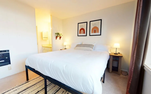 Chateau Sierra 50 Pet-Friendly with Great Complex Amenities, On the Shuttle Route, Private Washer Dryer, by RedAwning