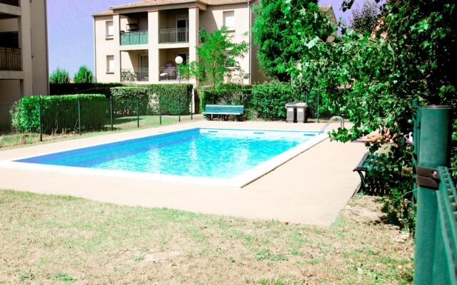 Piscine-Jardin-Parking à 700m de la cité