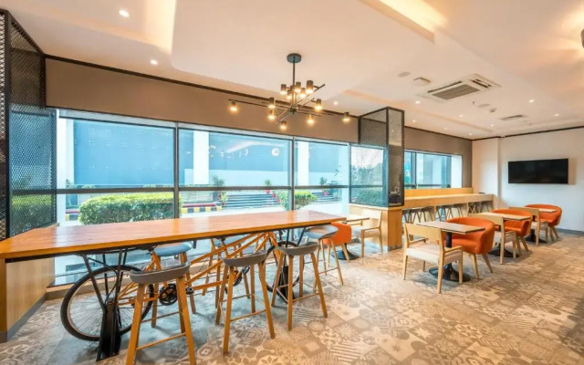 Holiday Inn Express Greater Noida Knowledge Park