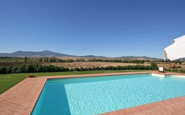 Spacious Farmhouse in Pienza with Swimming Pool