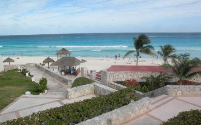 Cancun Beach ApartHotel by Solymar