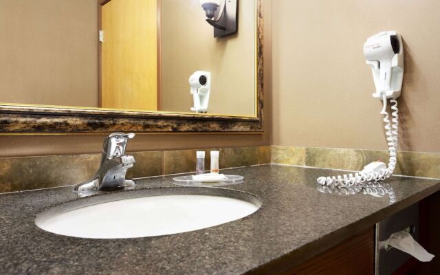 Days Inn & Suites Strathmore