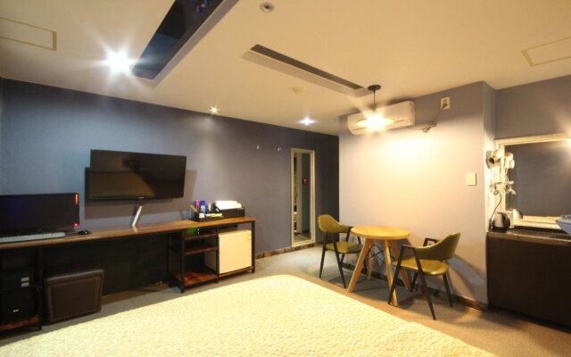 V Hotel