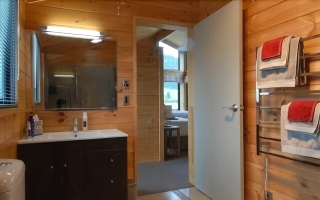 Astelia Lodge