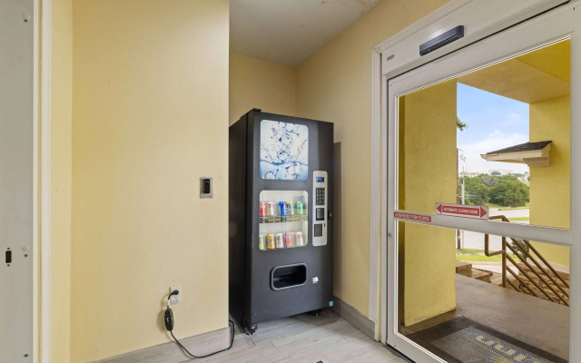 Days Inn & Suites by Wyndham Euless DFW Airport South