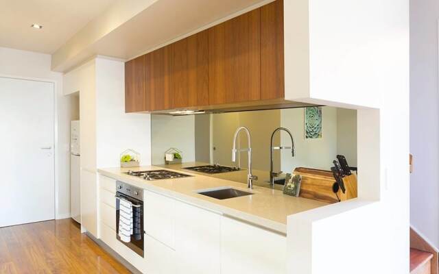 New Designer Home + Parking + Close to Airport