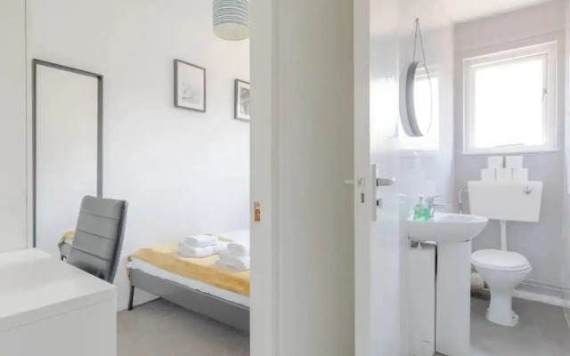 Lovely 4 Bed House w Garden, 1 Stop to Waterloo