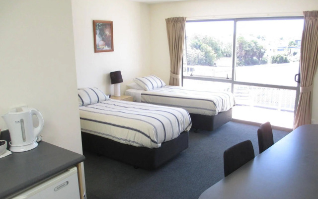 Bay Crest Motor Lodge