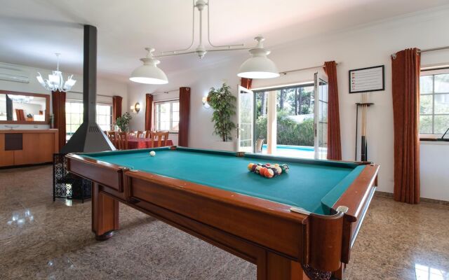 Aroeira Villa Sleeps 10 With Pool