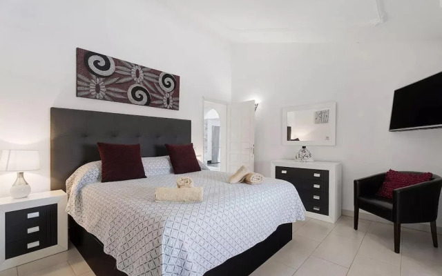 3 Bed Villa - Sleeps 6 - Private Pool - Hot Tub- Parking - Wifi