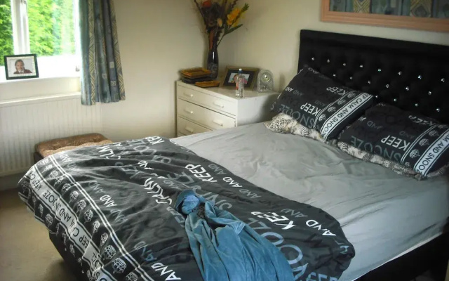 Room-large Home in Prime Location for al
